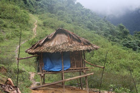 “Nhà ở tháng” của người Mày ở Tà Dong.